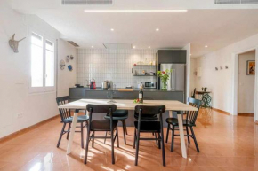 New top floor apt with a lot of light & aircon